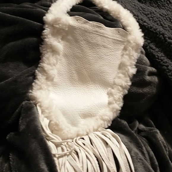 White leather fringe bag with faux fur. - Picture 2 of 5
